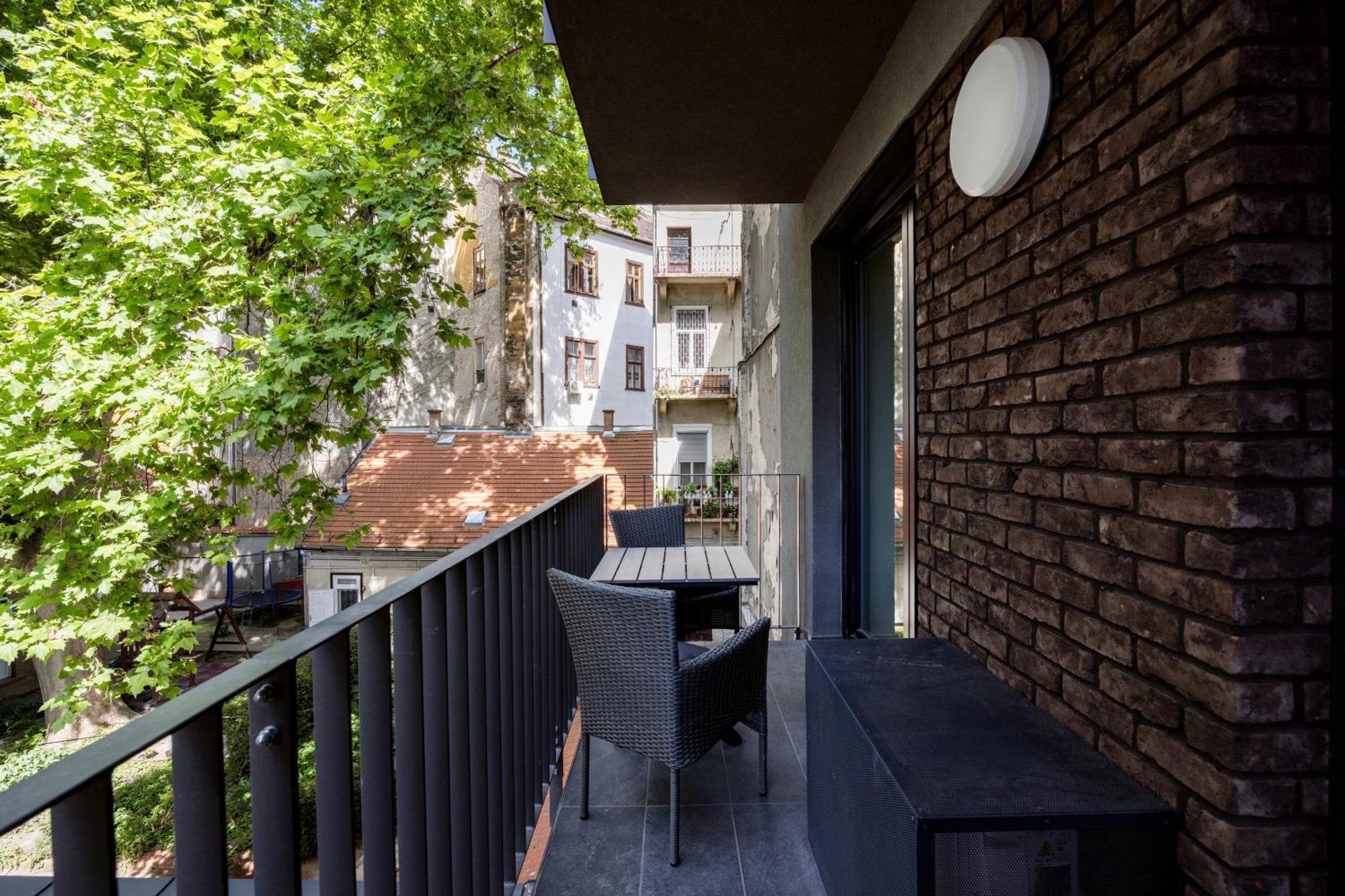 Modern With Balcony And Parking Apartment *