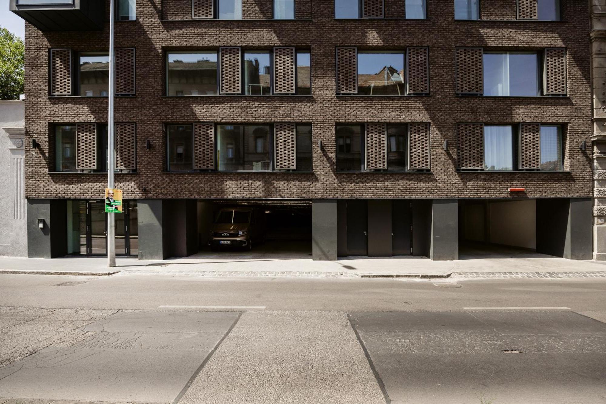 Apartment Modern With Balcony And Parking